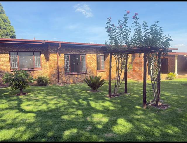 4 BEDROOM FREESTANDING FOR SALE IN THE REEDS